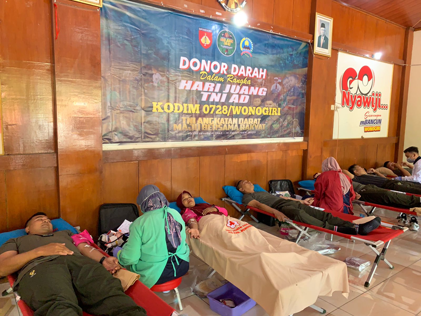 Hari Juang TNI-AD, Kodim 0728/Wonogiri menggelar kegiatan bakti sosial berupa donor darah dengan menggandeng PMI Kabupaten Wonogiri. Kegiatan donor darah dilaksanakan di Aula Kecamatan Kismantoro, diikuti oleh anggota Kodim 0728/Wonogiri, Polsek Kismantoro, Pemerintah Kecamatan dan masyarakat, Selasa (12/12/2023).