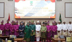 Danlantamal IV) Batam Laksamana Pertama TNI Tjatur Soniarto CHRMP., M.Tr.Opsla Menghadiri Rapat Paripurna DPRD Kota Batam dalam rangka Hari Jadi Batam ke-194 bertempat di ruang Sidang utama DPRD Kota Batam (18/12/2023).