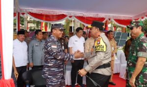 Komandan Lantamal IV Laksamana Pertama TNI Tjatur Soniarto CHRMP,. M.Tr.Opsla, turut menghadiri Upacara Farewell dan Welcome Parade sebagai simbol perpisahan dengan pejabat Kapolda Kepri yang lama Irjen Tabana Bangun kepada Brigjen Yan Fitri Halimansyah, Selasa (19/0)12/23) bertempat di Lapangan Bhayangkara Mapolda Kepri.