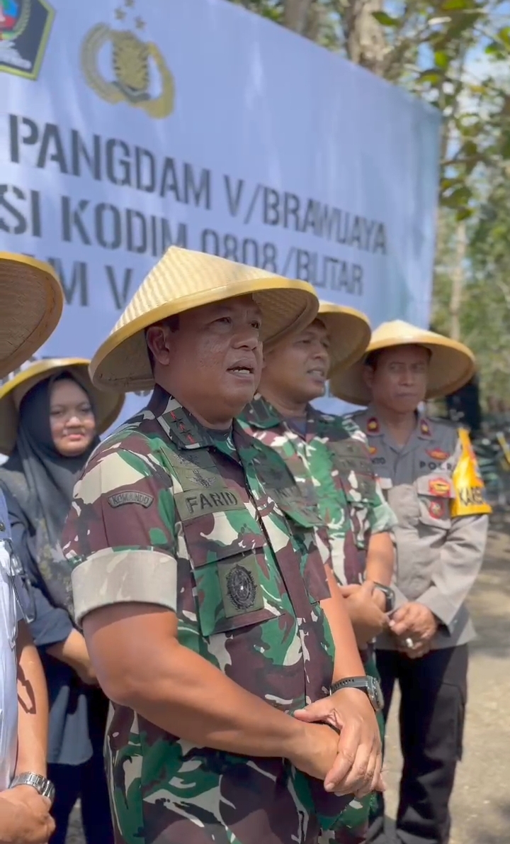 Pangdam V/Brawijaya Mayjen TNI Farid Makruf, M.A didampingi unsur Forkopimda Kabupaten Blitar melakukan launching pembukaan lahan ketahanan pangan seluas 35 Ha, Rabu (6/12/2023). (foto: CAKRAWARTA)