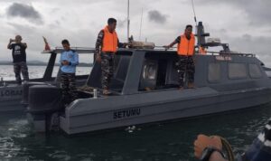 TNI AL) melalui unsur Kapal Patroli Keamanan Laut (Patkamla) Lobam dibawah jajaran Satrol Lantamal IV Batam berhasil Evakuasi korban dari Kapal Ponton yang hanyut akibat terbawa arus di Perairan Pulau Babi, Batam, Jumat, (12/1/2024).