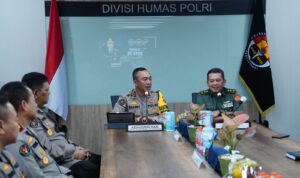 Kapuspen TNI Mayjen TNI Dr. Nugraha Gumilar, M.Sc., didampingi Wakapuspen TNI Brigjen TNI Teguh Pudji Raharjo, Kabidinfonet Kolonel Laut (KH) Bayu Kurnianto, Kabid MC Kolonel Sus Aidil, dan Kabidpenpas Kolonel Kav Antonius Totok YP, mengunjungi Divisi Humas Polri di Jl. Aditiyawarman No. 35-37, Kebayoran Baru, Jakarta Selatan, Kamis (25/1/2024).
