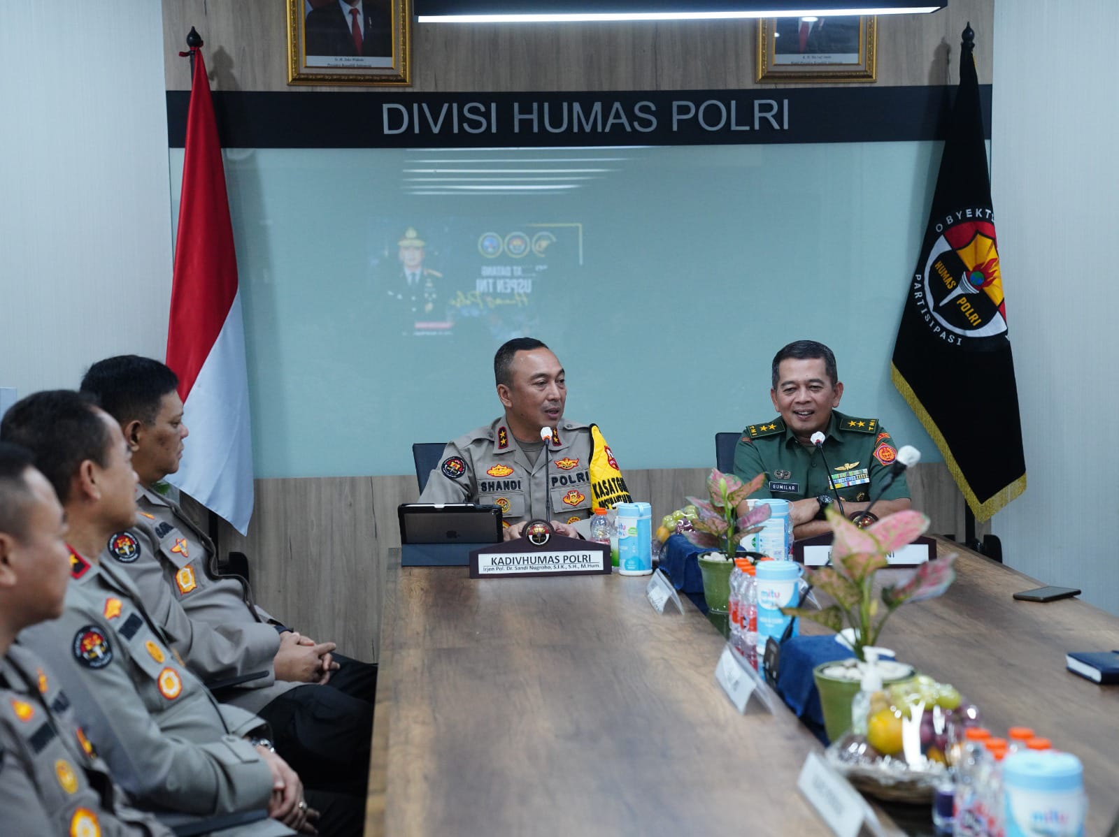 Kapuspen TNI Mayjen TNI Dr. Nugraha Gumilar, M.Sc., didampingi Wakapuspen TNI Brigjen TNI Teguh Pudji Raharjo, Kabidinfonet Kolonel Laut (KH) Bayu Kurnianto, Kabid MC Kolonel Sus Aidil, dan Kabidpenpas Kolonel Kav Antonius Totok YP, mengunjungi Divisi Humas Polri di Jl. Aditiyawarman No. 35-37, Kebayoran Baru, Jakarta Selatan, Kamis (25/1/2024).