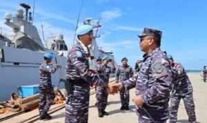Danlantamal IV Laksamana Pertama TNI Tjatur Soniarto saat menyambut kedatangan KRI FKO Pembawa Misi Perdamaian Dunia di Dermaga Batu Ampar, Batam, Kamis (1/2/2024). (foto: AC darma)