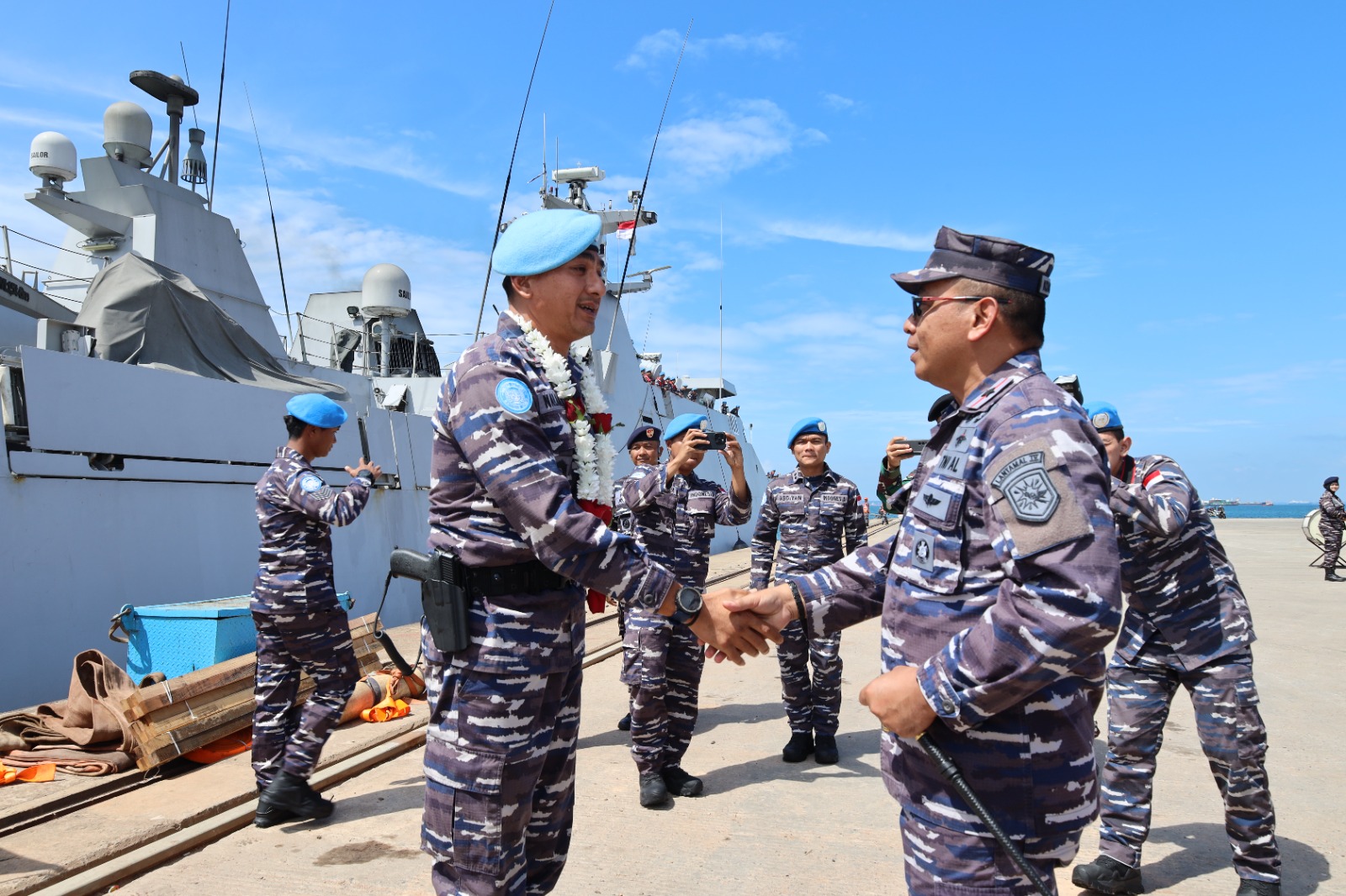 Danlantamal IV Laksamana Pertama TNI Tjatur Soniarto saat menyambut kedatangan KRI FKO Pembawa Misi Perdamaian Dunia di Dermaga Batu Ampar, Batam, Kamis (1/2/2024). (foto: AC darma)
