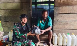 Satgas Pamtas Kewilayahan Yonif 623/BWU melaksanakan kegiatan patroli simpatik sekaligus membagikan sembako kepada warga sebagai bentuk kepedulian terhadap sesama terus dilakukan. Kali ini Pos Konja berbagi sembako ke rumah warga di Kampung Yarat Timur, Distrik Aifat Utara, Kabupaten Maybrat, Papua Barat Daya, Jumat (2/2/2024).