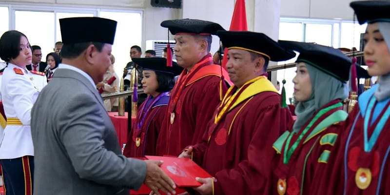 Kolonel Czi Cosmas Manukallo Danga berjabat tangan dengan Menteri Pertahanan Prabowo Subianto saat wisuda S2 dirinya di Universitas Pertahanan. (foto: istimewa)