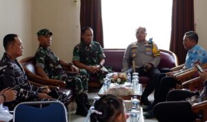 Danrem 081/DSJ Kolonel Inf H Sugiyono saat bertemu dengan Forkopimda Pacitan di Kejaksaan Negeri Pacitan, Sabtu (17/2/2024). (foto: arwang)