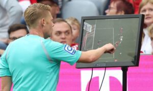 PSSI Ujicoba Penggunaan Teknologi VAR Dalam Sepakbola Indonesia, Begini Kata Pakar Teknik Robotika Unair. (foto: Getty Images)