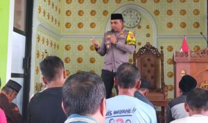 Kegiatan Safari Dzuhur Polres Purbalingga di Masjid Utsman bin Affan komplek Pasar Segamas, yang dipimpin langsung Kasat Binmas AKP Tedy Subiyarsono, Selasa (12/3/2024). (foto: humas Polres Purbalingga)