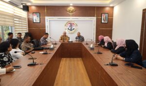 DanLantamal IV Laksamana Pertama TNI Tjatur Soniarto saat menerima kunker Ketua Jaringan Safe Migrant Peduli Perempuan dan Anak di ruang rapat Mako Lantamal IV Batam, Kamis (21/3/2024). (foto: ace darma)