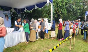 Jasa Tirta II saat menggelar pasar sembako murah dalam rangkaian program Safari Ramadan Kementerian BUMN di Kantor Pusat Jasa Tirta II, Jumat (22/3/2024). (foto: Richo)