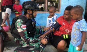 Satgas Yonif 623/BWU Pos Konja saat memberikan layanan kesehatan gratis dari rumah ke rumah warga di Kampung Hainkanes, Distrik Aifat Utara, Kabupaten Maybrat, Papua Barat Daya, Sabtu (30/3/2024). (foto: Yonif 623/bwu).