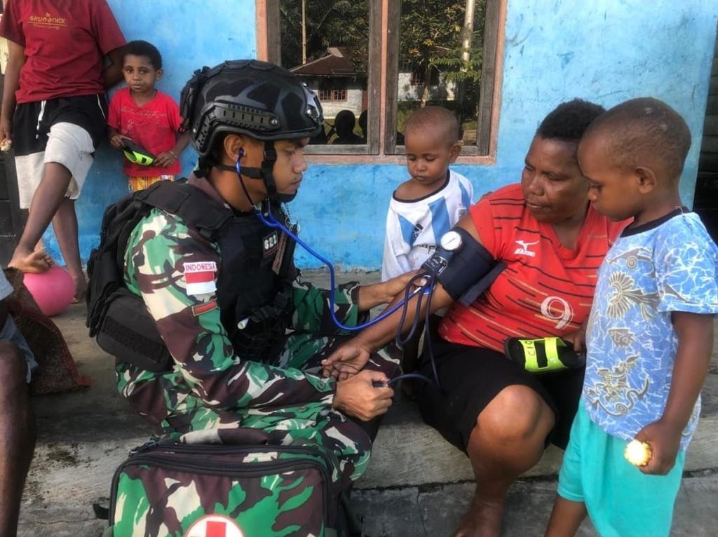 Satgas Yonif 623/BWU Pos Konja saat memberikan layanan kesehatan gratis dari rumah ke rumah warga di Kampung Hainkanes, Distrik Aifat Utara, Kabupaten Maybrat, Papua Barat Daya, Sabtu (30/3/2024). (foto: Yonif 623/bwu).
