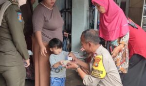 Polisi Sahabat Anak, Bhabinkamtibmas Maphar Jalin Kedekatan dan Kepercayaan Anak-Anak Melalui Kegiatan Posyandu