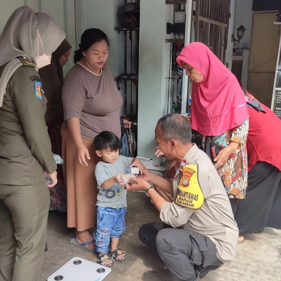 Polisi Sahabat Anak, Bhabinkamtibmas Maphar Jalin Kedekatan dan Kepercayaan Anak-Anak Melalui Kegiatan Posyandu