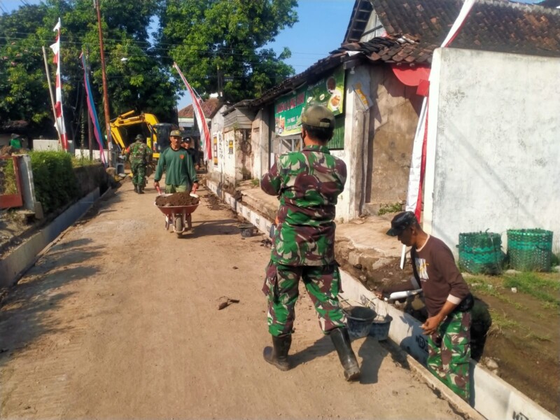 KBD Tahap III, Koramil 02/Banjarsari Bersama Warga Gotong Royong Bangun Saluran Air