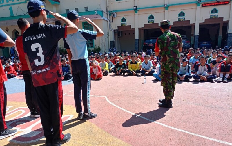 Tanamkan Kedisiplinan dan Bentuk Karakter Siswa, Babinsa Gilingan Latihkan PBB di SMAN 2 Surakarta