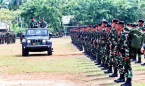 Berangkatkan Satgas Pamtas RI-Malaysia Yonkav 12/BC, Asops Kasdam XII/Tpr: Pahami Sikon, Hormati Adat Setempat!