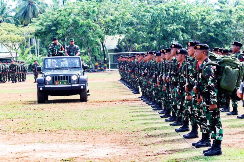 Berangkatkan Satgas Pamtas RI-Malaysia Yonkav 12/BC, Asops Kasdam XII/Tpr: Pahami Sikon, Hormati Adat Setempat!