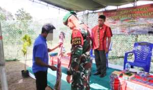 Seorang Warga Perbatasan Serahkan Senpi Pada Satgas Yonif 742/SWY Dalam Momen Peresmian SMPN Satap Tubaki