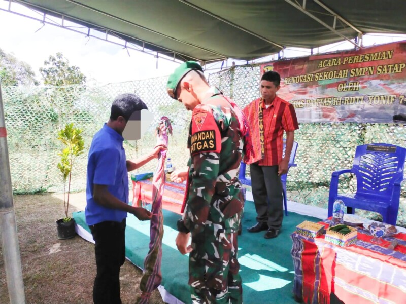 Seorang Warga Perbatasan Serahkan Senpi Pada Satgas Yonif 742/SWY Dalam Momen Peresmian SMPN Satap Tubaki