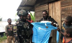 Satgas Yonif 509/Kostrad Kian Gencar Berikan Bantuan Warga Intan Jaya, Ini Alasannya