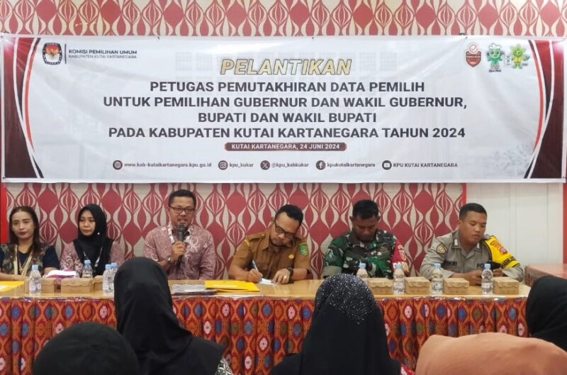 Pantarlih Muara Jawa Pesisir Dilantik, Sertu Tri Ageng: Peran Vital, Jaga Netralitas!