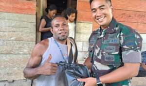 Jalin Tali Silaturahmi, Satgas Yonif 122/TS Berikan Bingkisan Pada Masyarakat Kampung Uskuar