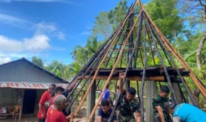 Peduli, Pos Nilulat Satgas Yonkav 6/Naga Karimata Bantu Pembangunan Rumah Adat Bersama Masyarakat Perbatasan