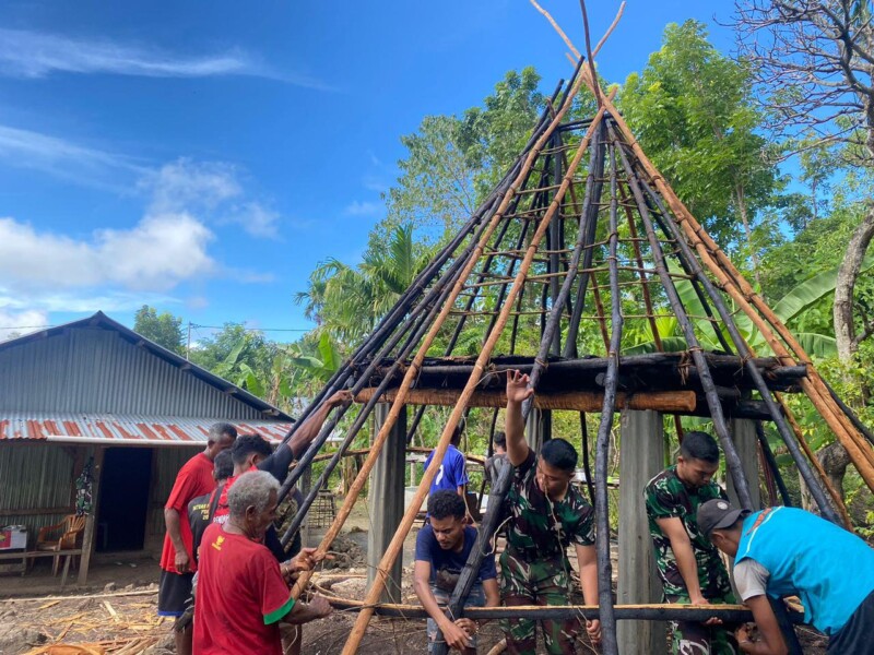 Peduli, Pos Nilulat Satgas Yonkav 6/Naga Karimata Bantu Pembangunan Rumah Adat Bersama Masyarakat Perbatasan