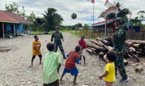 Bermain Voli Bersama, Cara Pasukan TNI Bangkitkan Semangat Anak-Anak Nduga Papua