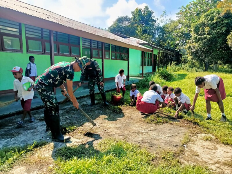 Ciptakan Lingkungan Bersih, Satgas Yonif 122/TS Pos Waris Laksanakan Karya Bhakti Bersama Anak SD YPPK Kenandega Waris