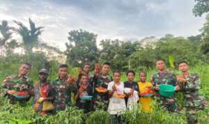 Nikmati Hasil Pemanfaatan Lahan Kosong Jadi Produktif, Personel Satgas Yonif 122/TS Panen Hasil Budidaya Cabai Bersama Warga Perbatasan