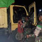 Jaga Stabilitas, Satgas Yonif 122/TS Rutin Laksanakan Pemeriksaan Kendaraan Malam Hari