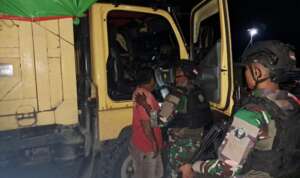 IMG-20240702-WA0001 Jaga Stabilitas, Satgas Yonif 122/TS Rutin Laksanakan Pemeriksaan Kendaraan Malam Hari