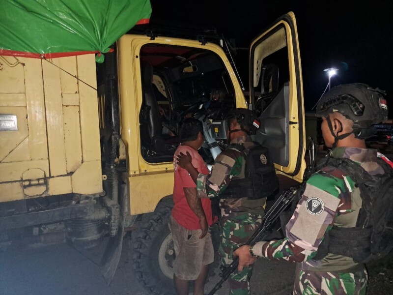 IMG-20240702-WA0001 Jaga Stabilitas, Satgas Yonif 122/TS Rutin Laksanakan Pemeriksaan Kendaraan Malam Hari