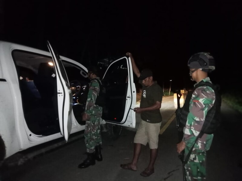 Jaga Stabilitas, Satgas Yonif 122/TS Rutin Laksanakan Pemeriksaan Kendaraan Malam Hari