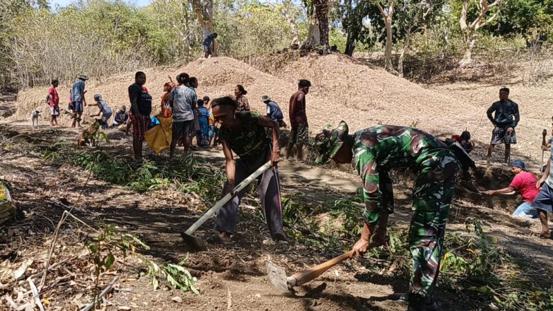 Satgas Yonkav 6/Naga Karimata Gotong Royong Bersama Masyarakat Buka Akses Jalan Ke Ladang