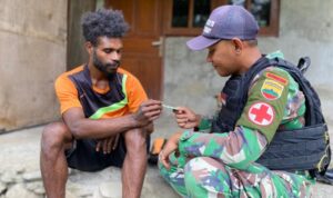Peduli, Satgas Yonif 122/TS Berikan Layanan Kesehatan Secara Door To Door ke Pedalaman Papua