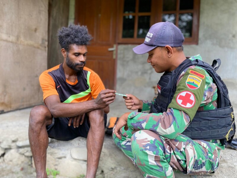 Peduli, Satgas Yonif 122/TS Berikan Layanan Kesehatan Secara Door To Door ke Pedalaman Papua