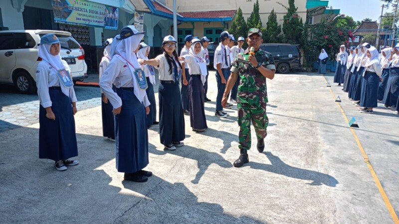 Tanamkan Kedisiplinan, Serka Fajar dan Serda Sandi Lakukan Ini Pada Siswa-siswi SMAN 2 Surakarta
