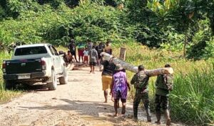 Longsor, Satgas Yonif 642/Kps Bersama Warga Kampung Meyerga Gotong-Royong Perbaiki Jembatan Penghubung Dua Wilayah