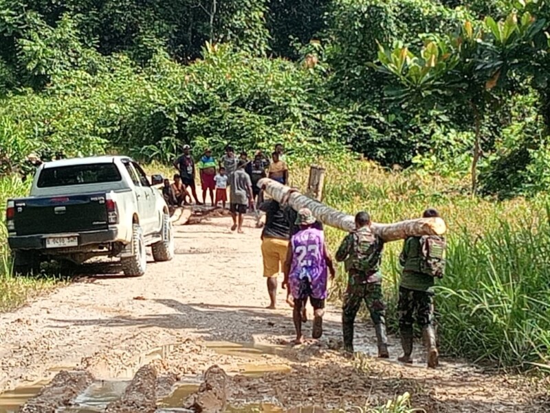 Longsor, Satgas Yonif 642/Kps Bersama Warga Kampung Meyerga Gotong-Royong Perbaiki Jembatan Penghubung Dua Wilayah
