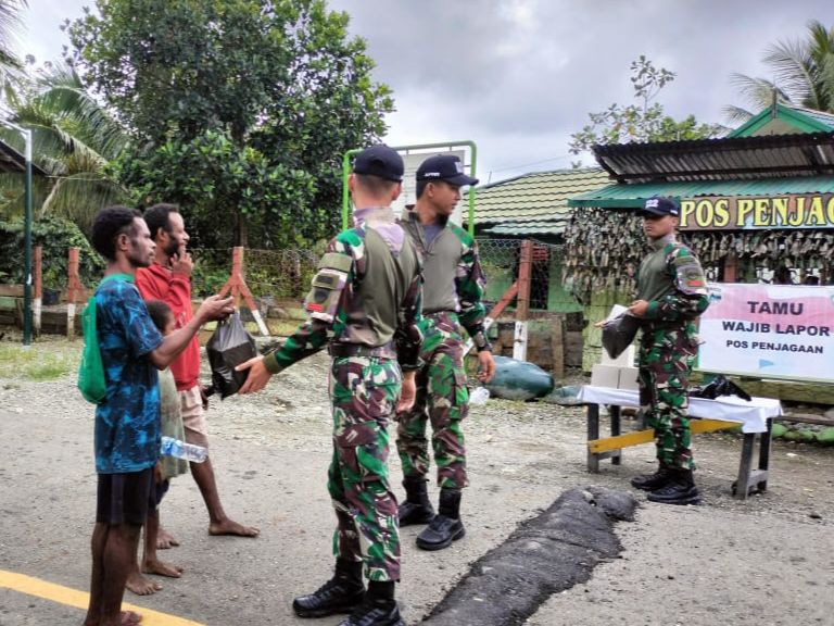 Jumat Berkah di Papua, Satgas Yonif 122/TS Bagikan Makan Siang Gratis Untuk Masyarakat Perbatasan