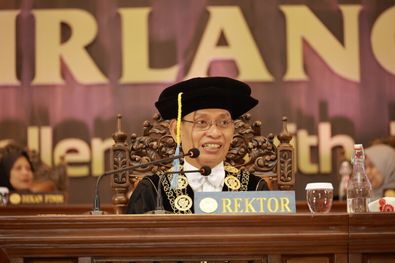 Pimpin Wisuda ke-243, Rektor Unair: Teruslah Mencari Ilmu dan Hikmah!