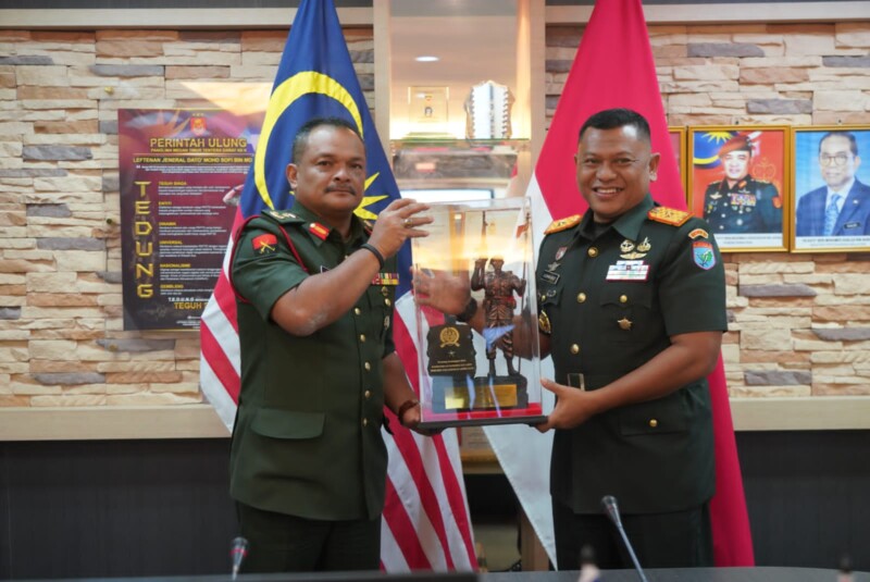 Lakukan LTB ke Malaysia, Danrem 121/Abw Terima Cenderamata Persahabatan Antar Negara