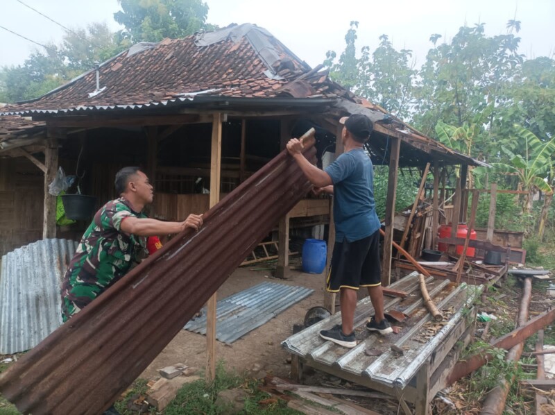 Ikut Atasi Kesulitan Rakyat, Serda Sarjono Lakukan Hal Ini Pada Warga Desa Genengsari