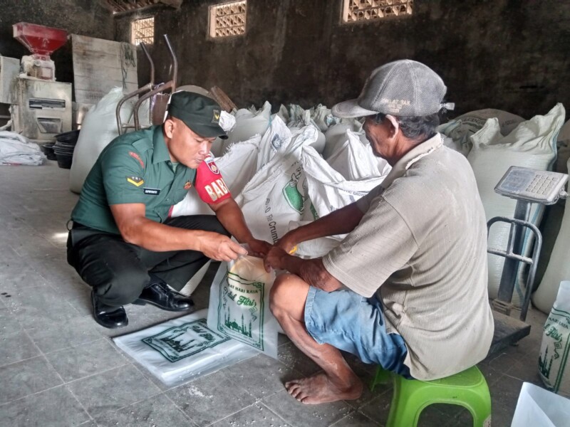 Pastikan Stok Beras Aman, Serda Supriyanto Lakukan Pengecekan di Penggilingan Padi Warga Binaan
