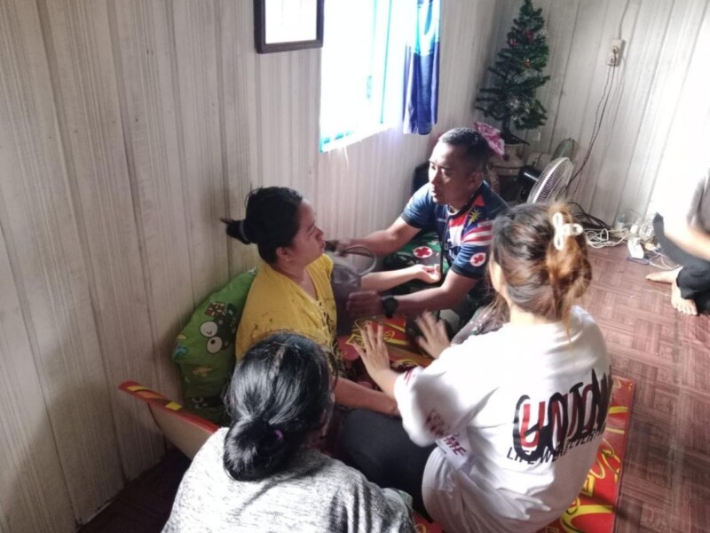 Peduli, Satgas Yonarmed 11 Kostrad Beri Pelayanan Kesehatan “Door to Door” Pada Masyarakat Perbatasan